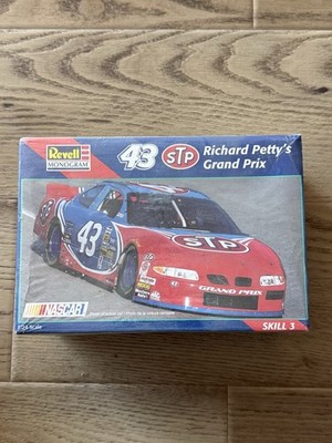 Revell Monogram 43 STP Richard Petty's Grand Prix Model Car Skill 3 8.5''