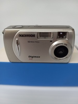 Samsung Digimax 301 3.2MP Digital Camera   Powers on Untested Beyond Power