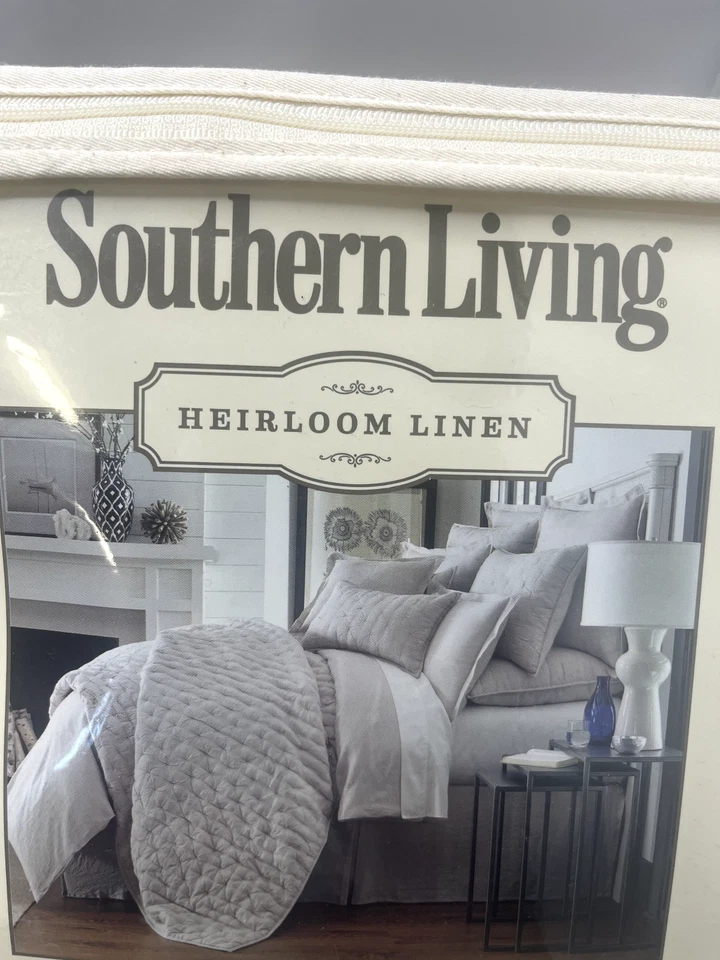 Almohada acolchada de lino Southern Living Heirloom, hummus tamaño euro Foto 3 de 4