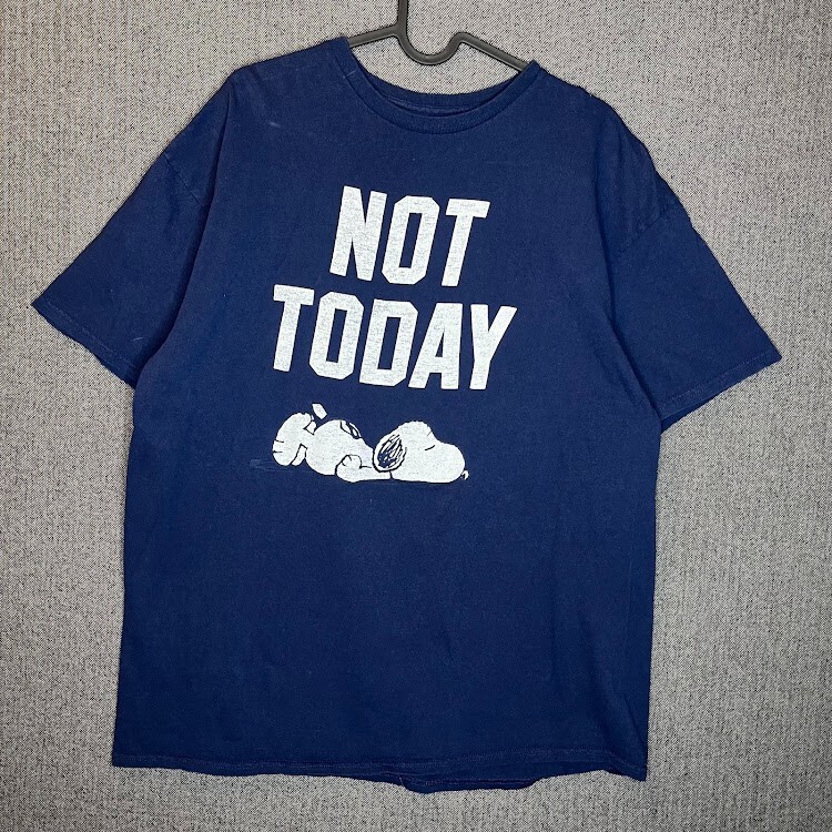 Men's XL Blue Peanuts Graphic Tee with Sleepy Snoopy Print-image