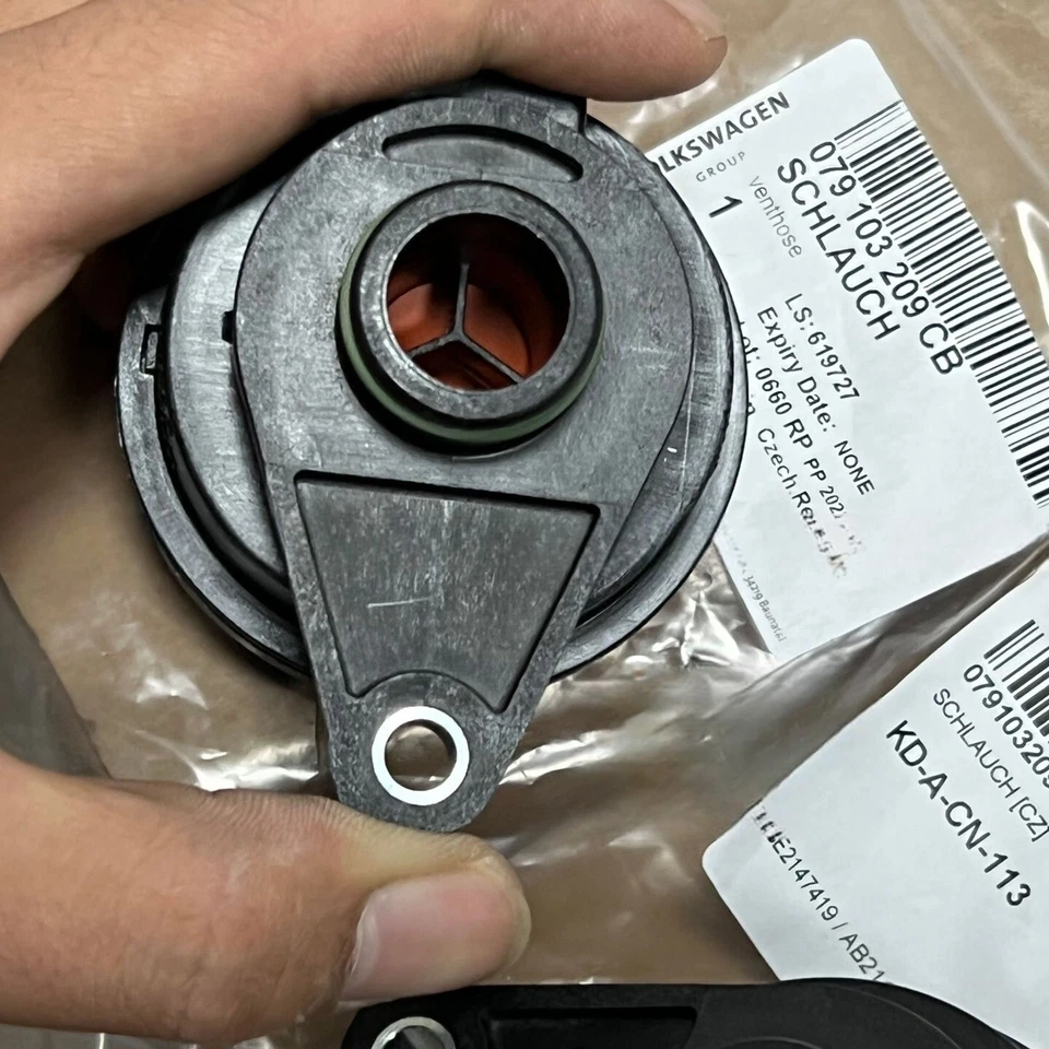 2X Tubo de válvula de ventilación del motor OEM para Audi RS4 RS5 4.2 2010-2016 079103210E Foto 3 de 4