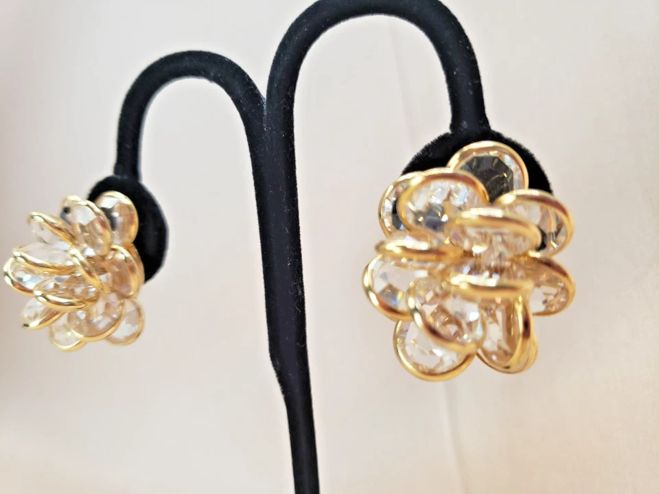 Pendientes de clip con racimo de bisel de cristal con logotipo de cisne de Swarovski Foto 4 de 4