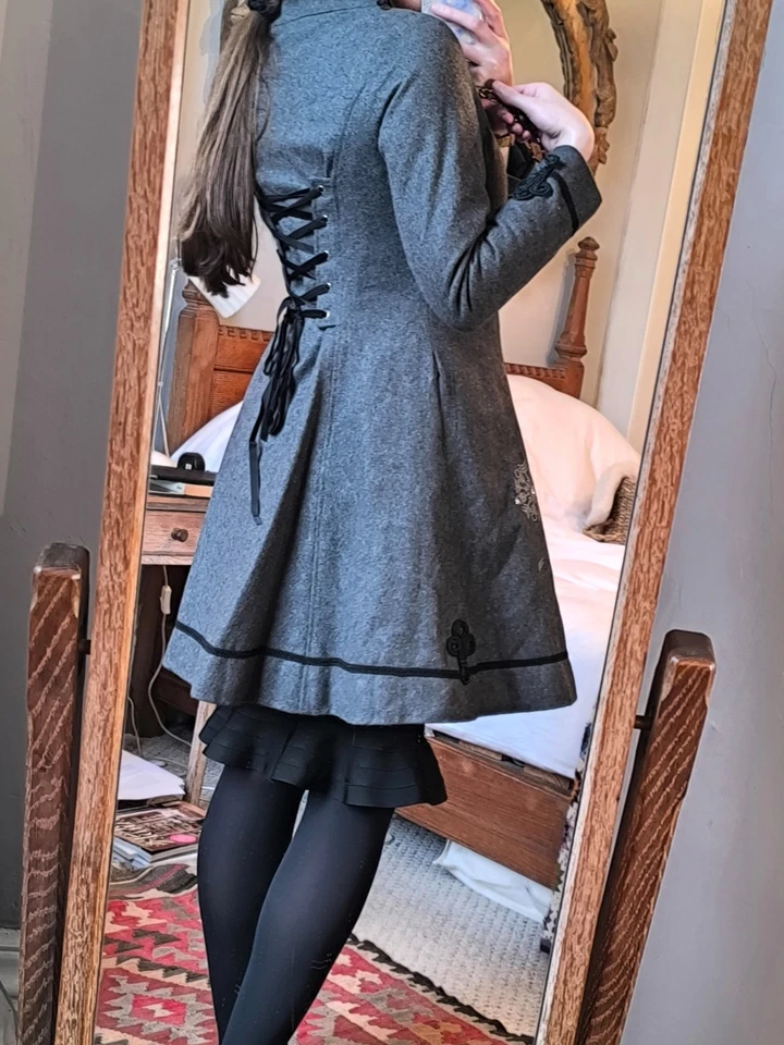 Único Extravagante Diseñador Gris Princesa Abrigo Largo Ajuste y Acampanado Gótico Alt Corsé 10  Foto 3 de 4