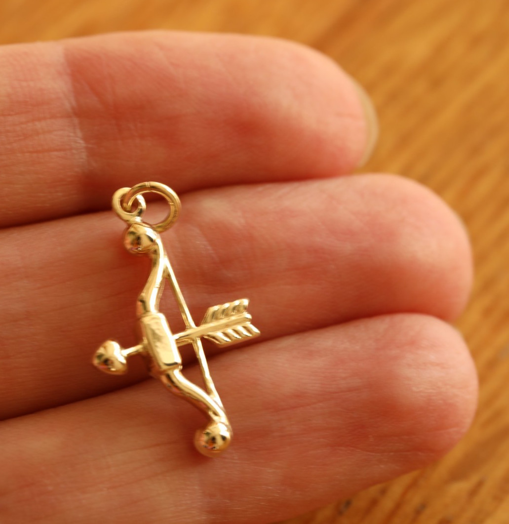 9ct Solid Yellow Gold Bow & Arrow Pendant Charm Vintage cleaned & polished View 6