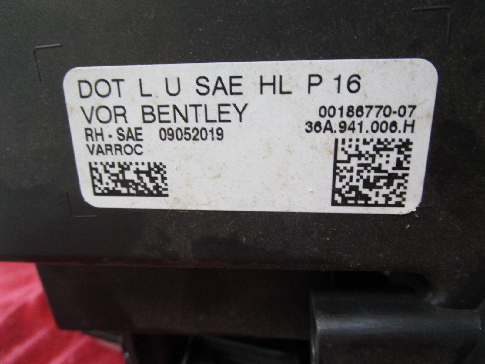 2017- 2019 Bentley Bentaga right headlamp 36A941006H, New with 1 broken tab