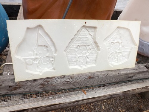 Vintage Three Little Pigs MCM Plastic Plaster Paris Chalkware Mold Wall Hanging - Picture 5 of 5