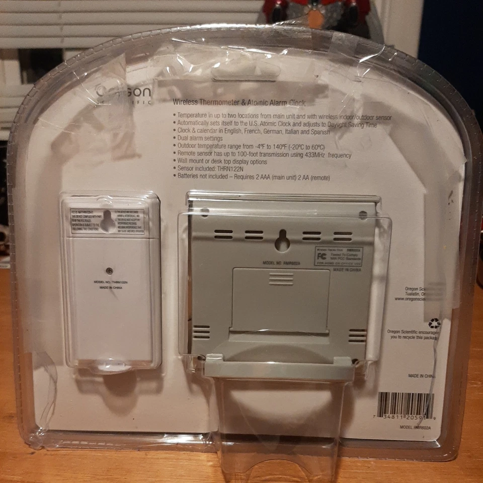 Oregon Scientific RMR602A Wireless Thermometer & Atomic Alarm Clock - Image 2 of 2