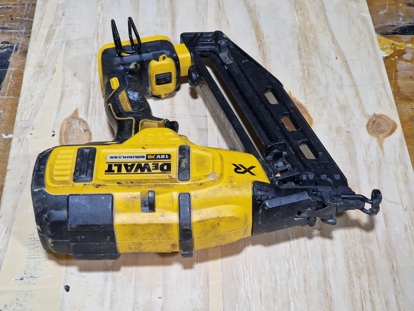 DeWalt DCN660 18V XR LiIon Brushless Fix Nailer Nail Gun Body Only
