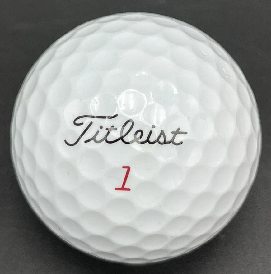 Pelota de golf marrón con logotipo de Edwards (1) Titleist NXT Tour usada Foto 2 de 4
