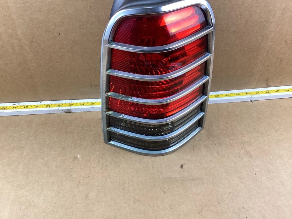 Conjunto de luz trasera derecha del lado del pasajero Mercury Mariner 2005-2007 Foto 3 de 4