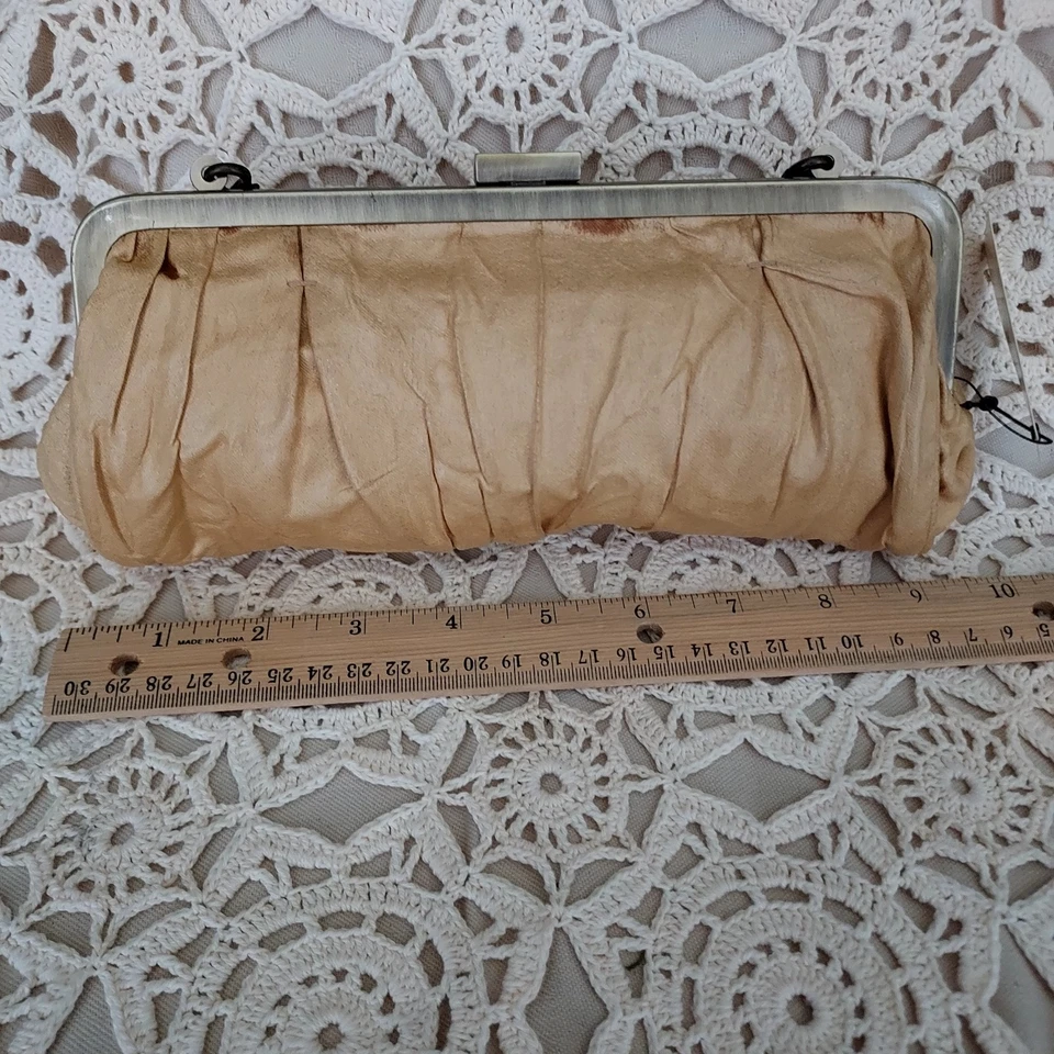 Cartera sin asas pequeña vintage de tela crepé champán sin listar con cadena de transporte, nueva con etiquetas Foto 2 de 4