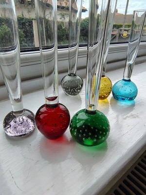 6 schöne Vintage 50er 60er Jahre farbige klare kontrollierte Blasen Glas Knospen Vasen 