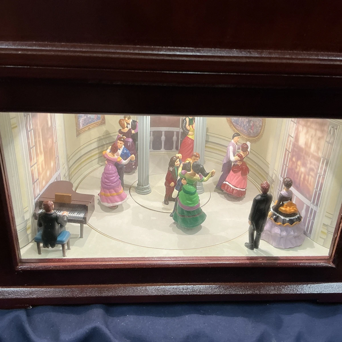 Animated Christmas Music Box In Collectible Music Boxes (1970-Now
