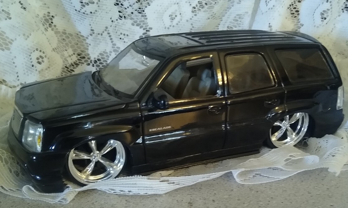 JADA TOYS DUB LOWERED 2002 CADILLAC ESCALADE SUV 1/24