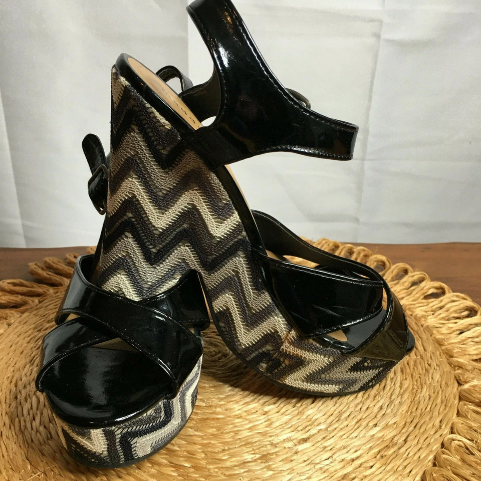 Sandalia Madden Girl negra charol Boozter multicolor Chevron plataforma tacón 7 1/2 Foto 4 de 4