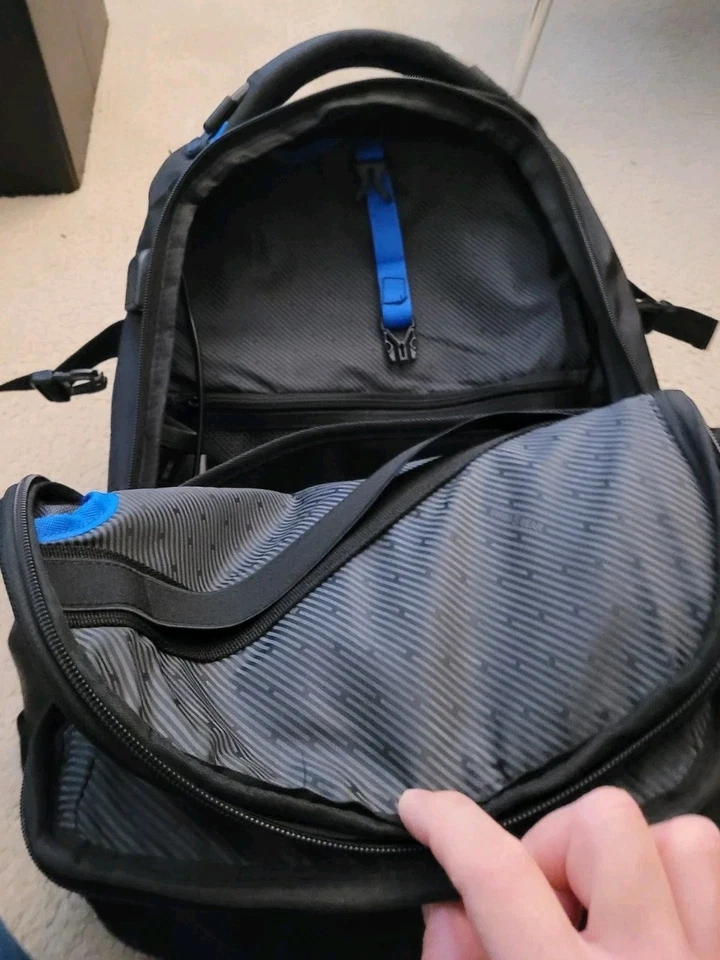 Mochila para computadora portátil para juegos SWISSGEAR 8120 USB - negra Foto 4 de 4