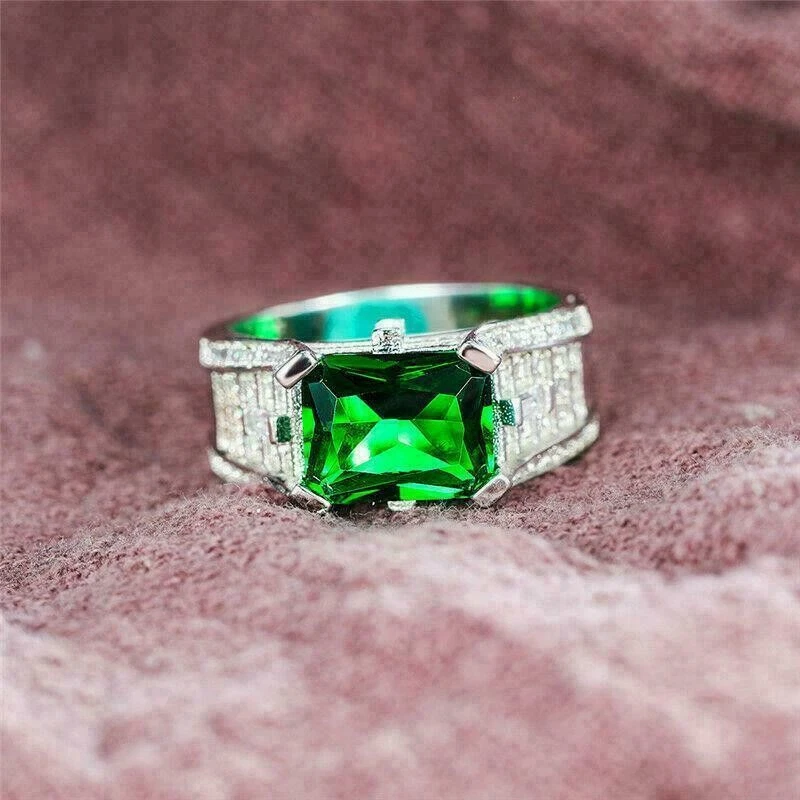 Anillo de compromiso para hombre de 4,5 quilates creado en laboratorio con esmeralda verde acabado en oro blanco de 14 quilates Foto 4 de 4