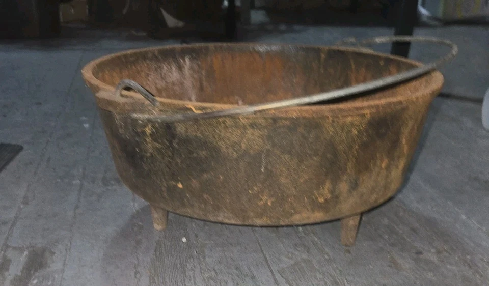 Horno holandés de hierro fundido vintage Lodge #12 12c0 12 pulgadas 3 patas Couldron necesita sazonado Foto 2 de 3