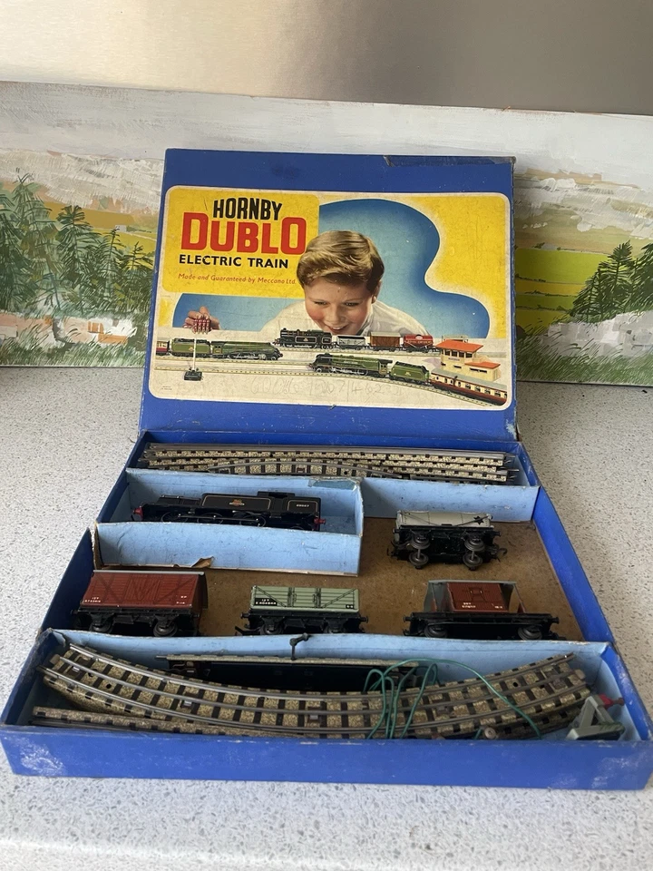 Hornby Dublo tank goods set, 3 rail. - Image 2 of 4