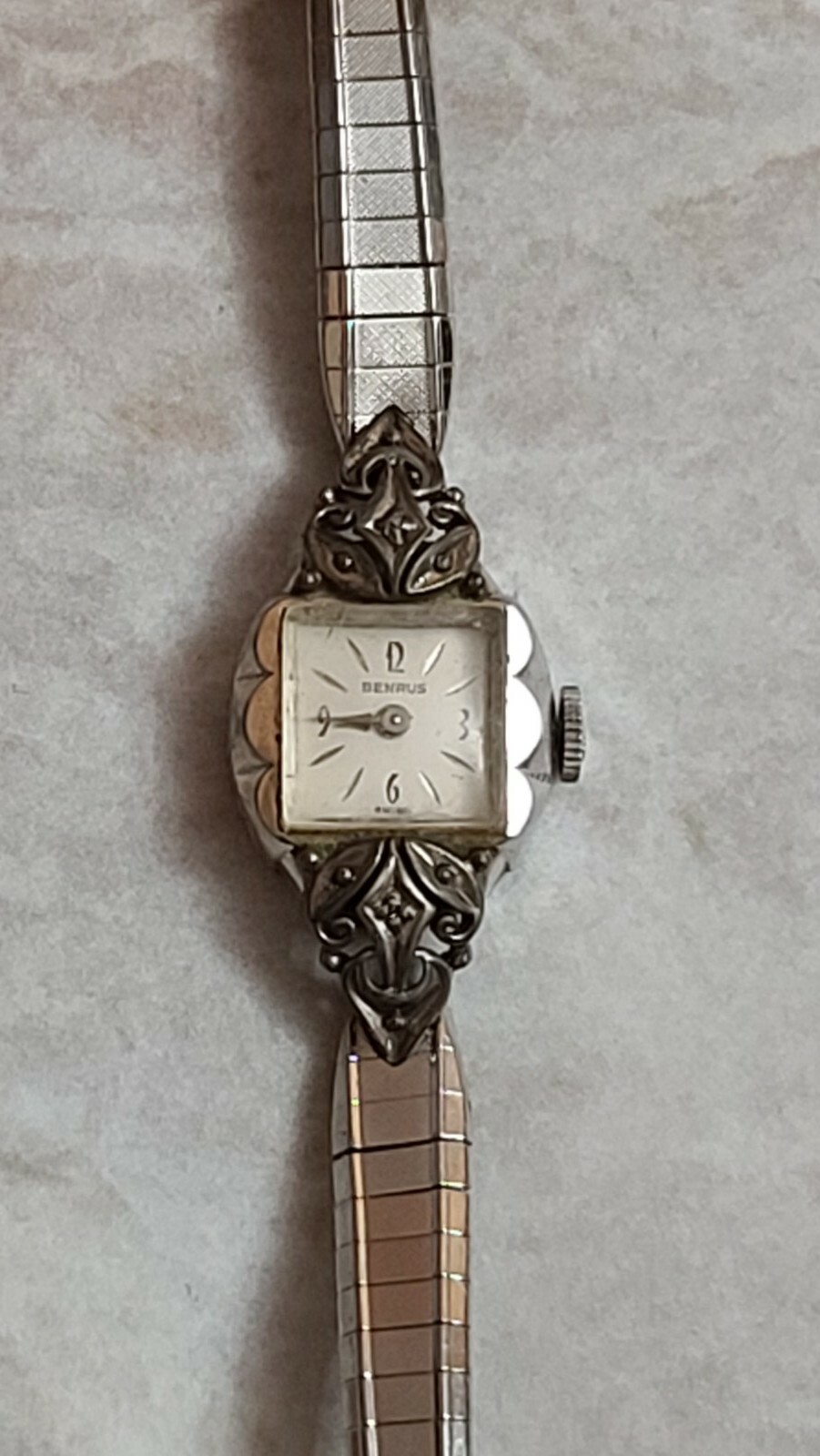 Sold at Auction: OMEGA Vers 1970 Montre bracelet pour femme en or blanc