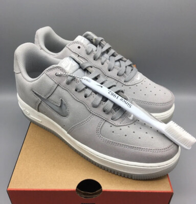 Nike Air Force 1 07  Low Light Smoke Grey Jewel Swoosh EU 41 US 8 Grau Weiß Neu