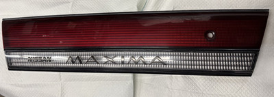 1993 NISSAN MAXIMA CENTER REAR TRUNK INCLUDES THE BRAKE TAIL LIGHT OEM