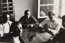 Eilenburg Gruppe Männer sitzt im Büro offenes Fenster spielt Karten Skat Foto