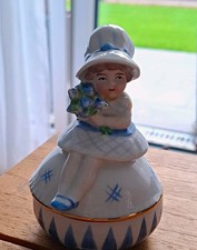 Antike Porzellanfigur von Fritz Pfeffer/Gotha:  Zierdose, M&auml;dchen mit Blumen