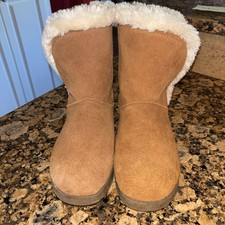 CUSHIONAIRE Women's Size 8 1/2M Memory Foam Leather uppers. Faux Fur Lining