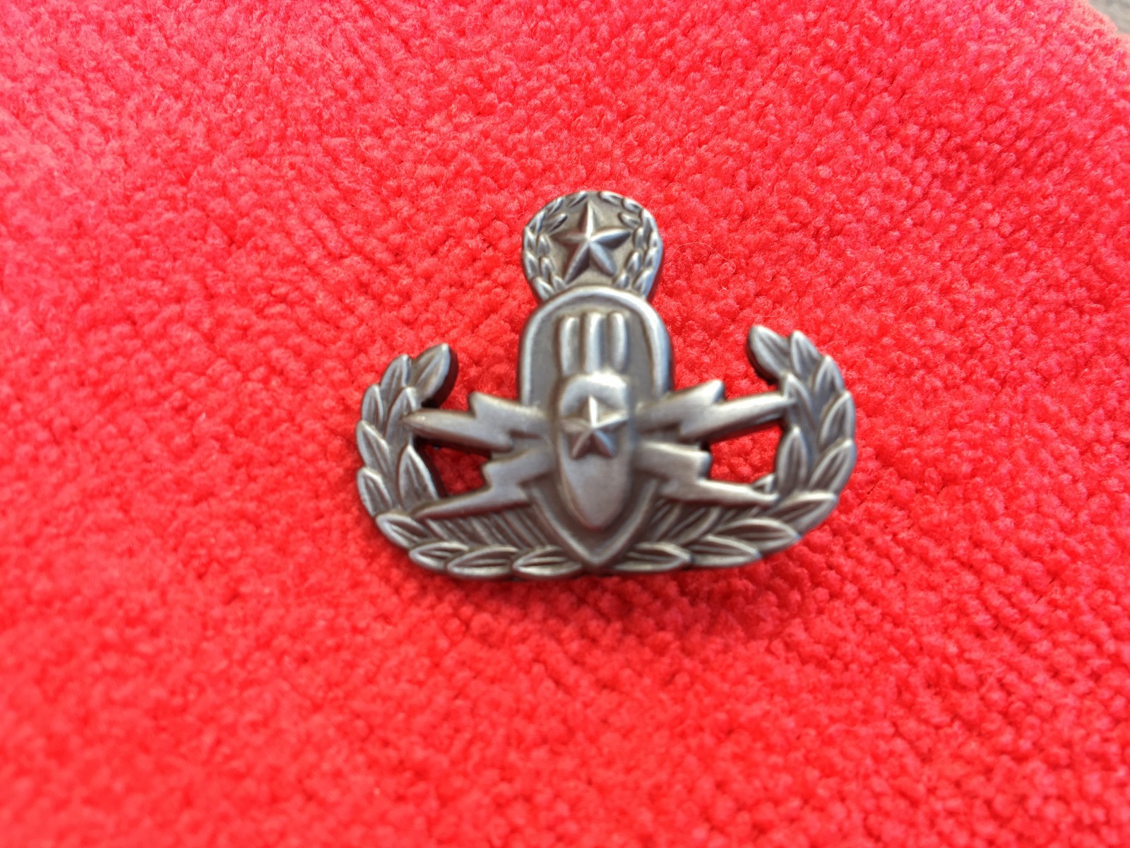 MASTER EXPLOSIVE ORDNACE DISPOSAL (EOD) HAT PIN MEASURES 1 AND 1/16TH ...