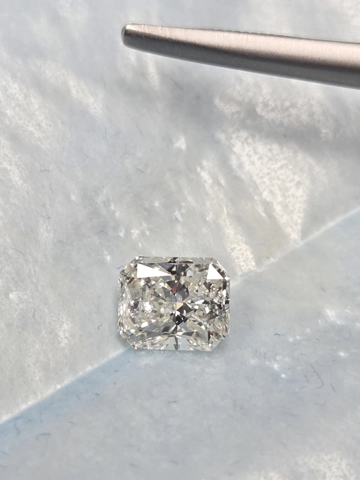 GIA Radiant 1.03ct Elongated Shape Near Colorless Firey Natural Diamond - Image 3 of 4