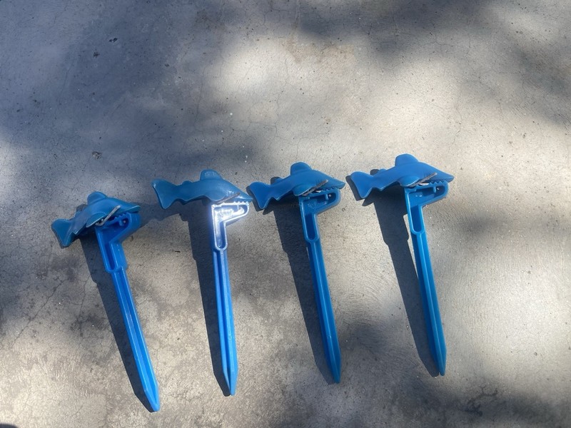 NOS Sand sharks beach towel holders stakes Made In USA Pre Owned Set Of 4 Total