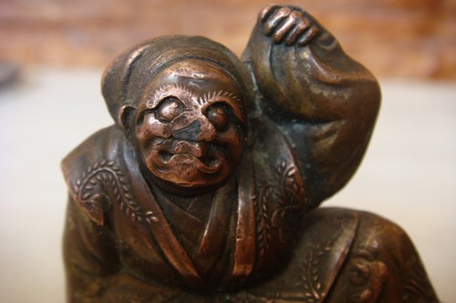FIGURA PEQUEÑA NETSUKE O ESTATUA ORIGINAL JAPONESA TALLADA PLOMO LATÓN PEQUEÑO NETSUKE - Imagen 5 de 12
