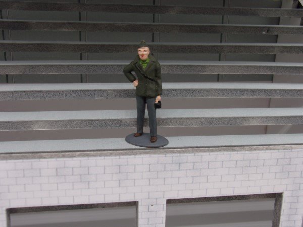 F746 - Greenhills Young Man Spectator for Scalextric Carrera etc 1.32 Scale - NE
