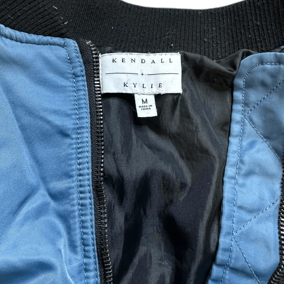 Chaqueta de bombardero vegana corta con cremallera completa azul para mujer KENDALL + KYLIE talla mediana Foto 4 de 4