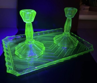 Vintage URAN Grün UV Glow 395nm Glas Schminktisch Set Tablett & Kerzenständer