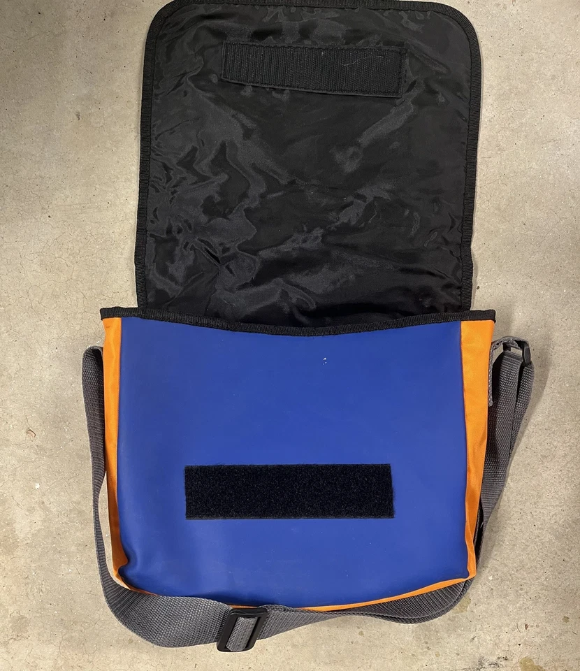 RARO Bolso Mensajero Vintage Años 90 Nintendo Pikachu #25 Pokemon Backpag Foto 2 de 3