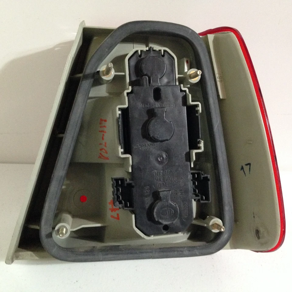 1997-1998 Volvo S90 V90 Left DRIVER Side Tail Light Assembly 91269621 OEM Shiny - Image 2 of 4