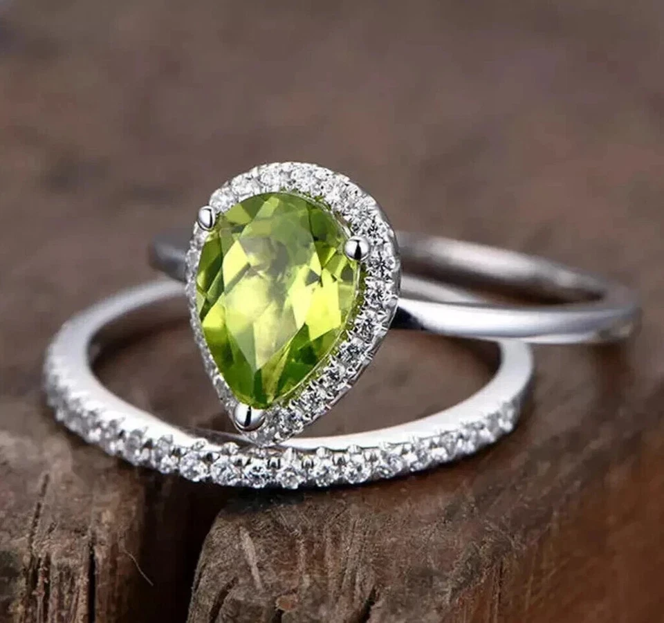Juego de anillos nupciales de peridoto verde creado en laboratorio corte pera de 3,25 quilates enchapados en oro blanco de 14 quilates Foto 2 de 4