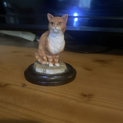  Ingwer Katze sitzend auf montierter Figur, 