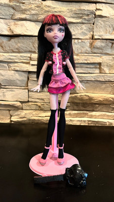 Monster High Killer Style/ Day at the Maul Draculaura Doll w/ Brush & Stand