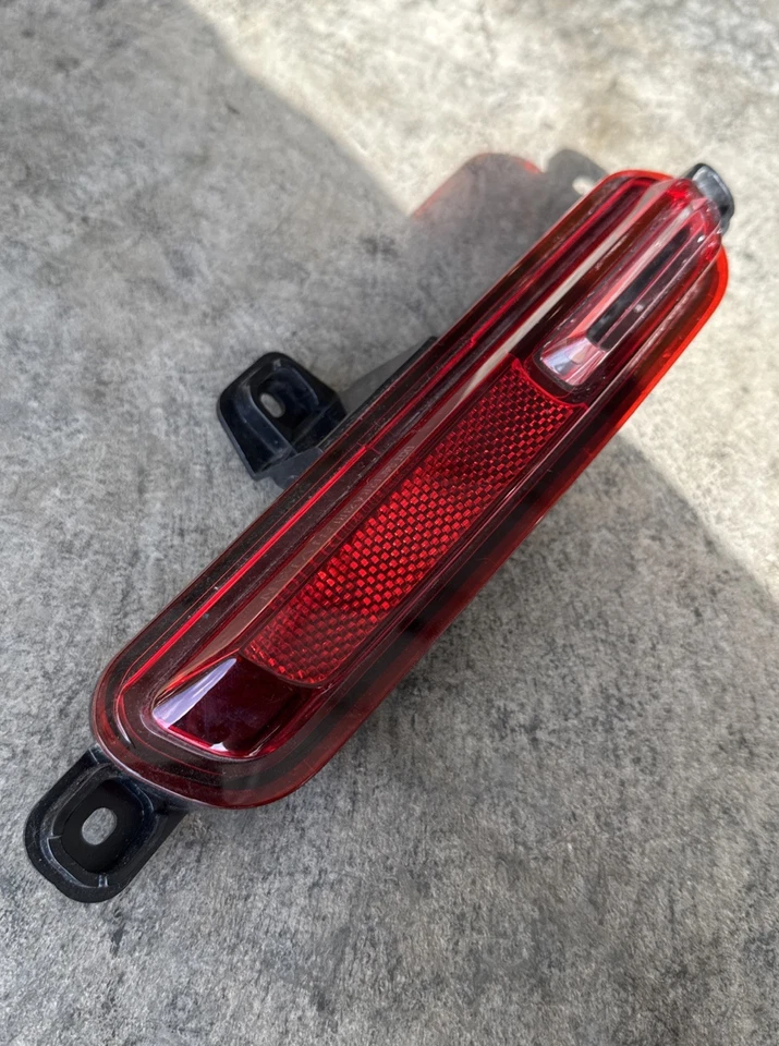 PT0051378 RIVIAN R1S 2022-2026 PARACHOQUES TRASERO DERECHO CONDUCTOR LUZ ANTINIEBLA OEM Foto 2 de 4