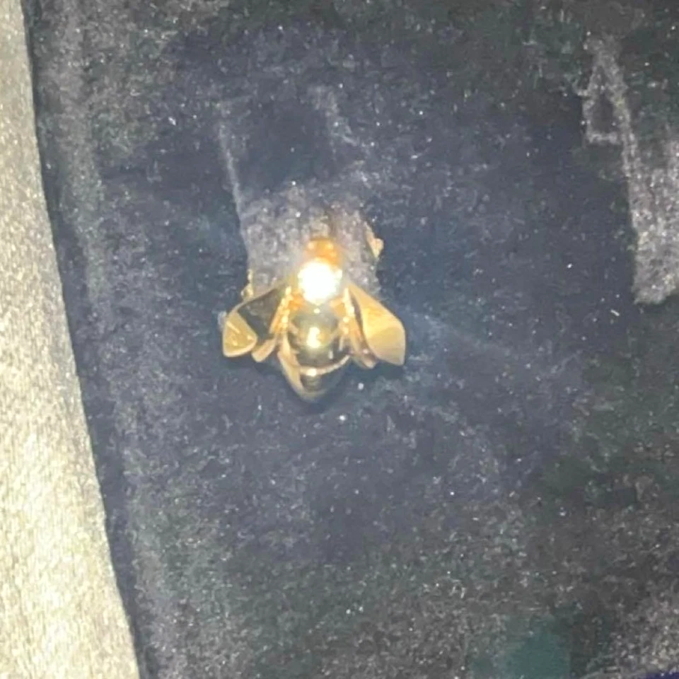 Pendiente ÚNICO Chaumet Bee de Chaumet Oro Amarillo 18k Abeja con Caja de Papel Foto 4 de 4