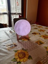 Lampada Da Tavolo Forma Di Luna Luce LED RGB Cambio Colore Fino a 16 Colori