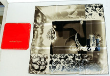 CARTIER Carré de Soie Foulard Modèle « Bijoux Panthère Diamants » 63x63 et Poche