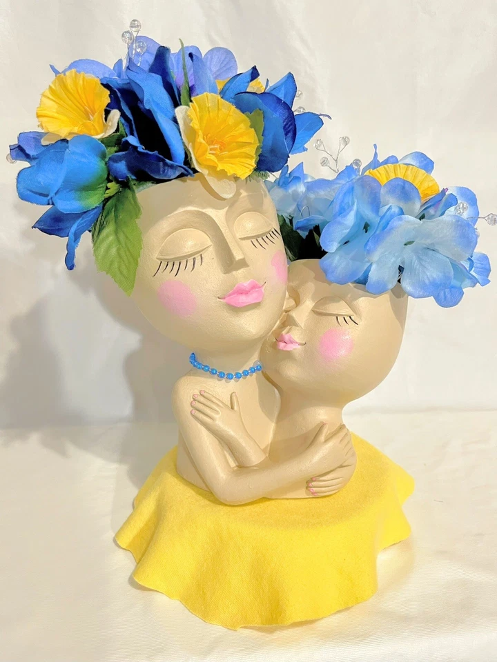 CABEÇAS DE PLANTADEIRA DE FLORES DE SEDA. Abraço para mãe e filho, flores azuis, amarelas e rosas - Imagem 2 de 4