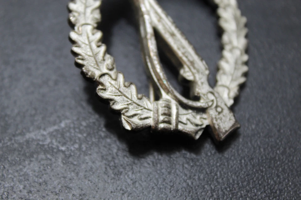 Infanterie Sturmabzeichen Silber in der 1957iger Form, S&Lück ganz früh!! (333.) - Bild 3 von 4