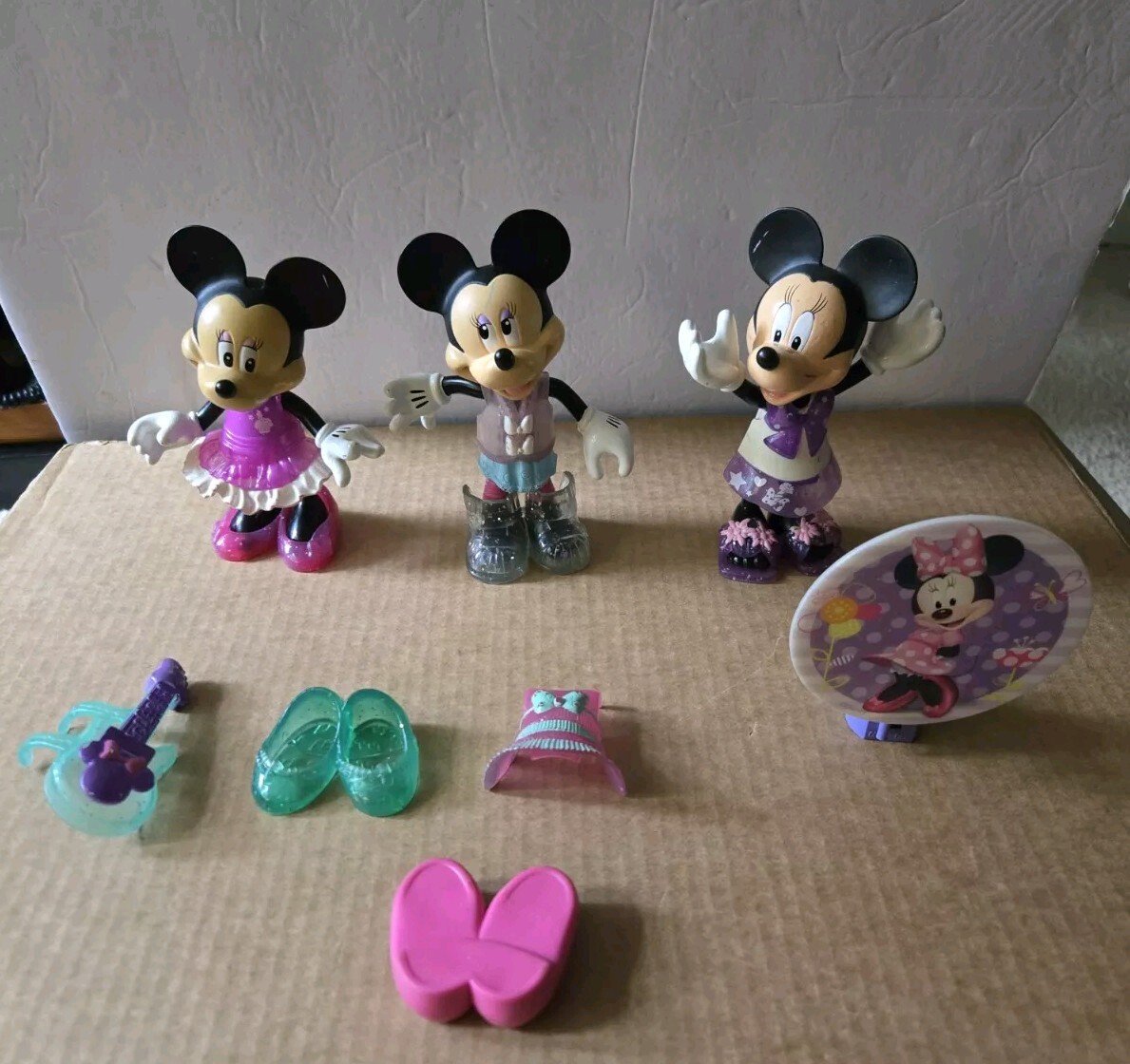 Lot Of 3 Minnie Mouse Figures And Accessories