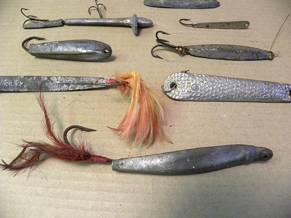 ANTIQUE / VINTAGE METAL FISHING LURE LOT -- 8 LURES - METAL