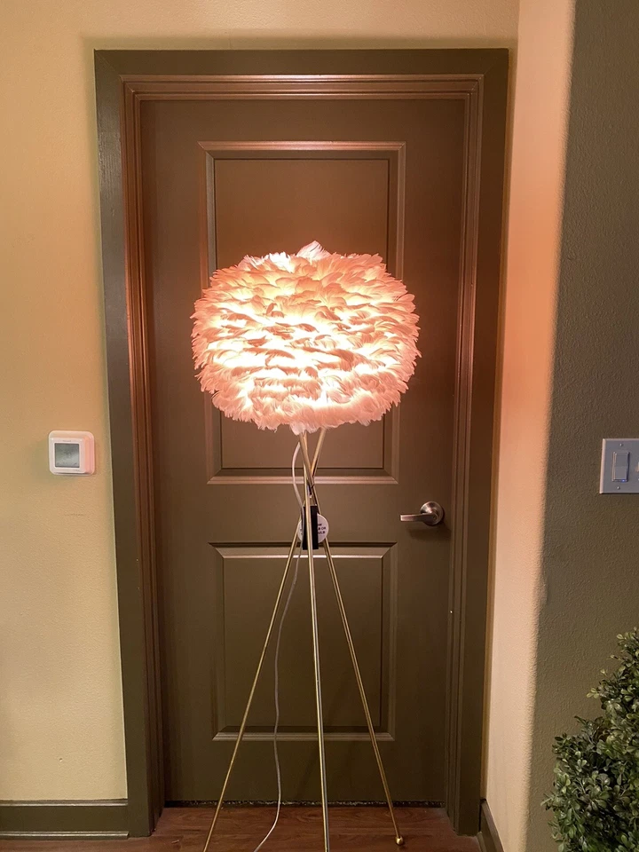 LÁMPARA DE PIE RACHEL ZOE Grande Pluma Rosa Tono Dorado Trípode Soporte GEORGOUS Foto 3 de 4